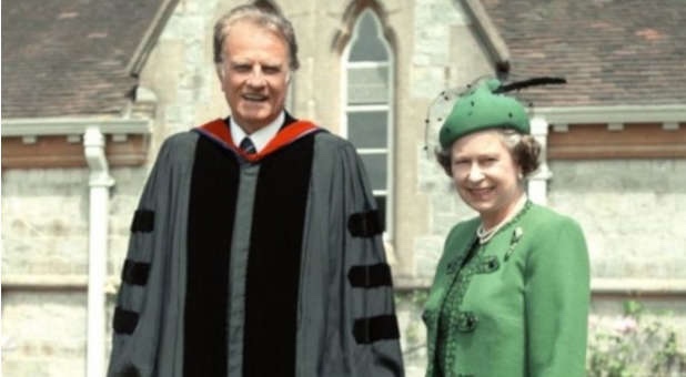 AN INSIDER’S LOOK AT THE 40-YEAR FRIENDSHIP BETWEEN QUEEN ELIZABETH II AND BILLY GRAHAM